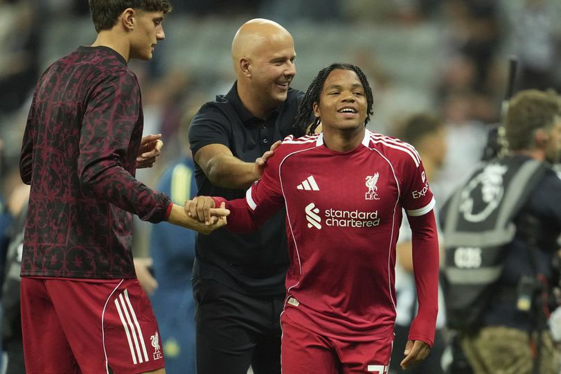 Arne Slot Bawa Taktik Bertahan Ala Italia ke Liverpool: Efektif atau Berisiko?
